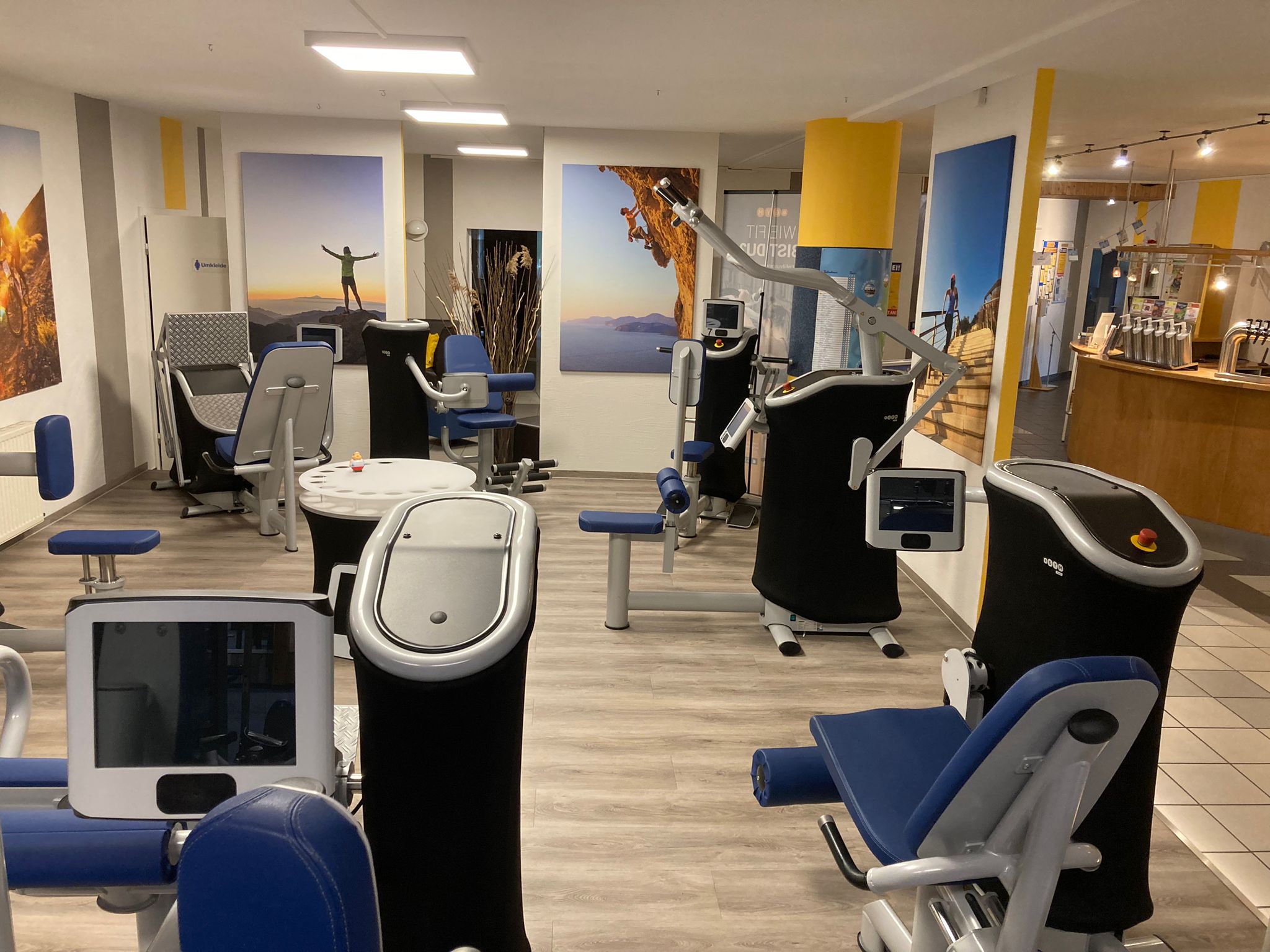 Im MAXX Fitness & Gesundheit werden Trainingserlebnisse mit neuesten Geräten wie dem EGYM Kraftgerätezirkel für die Mitglieder bereitgestellt.