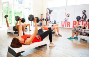 Die Kraft der Gemeinschaft: Wie Fitnessstudios uns zusammenbringen und motivieren