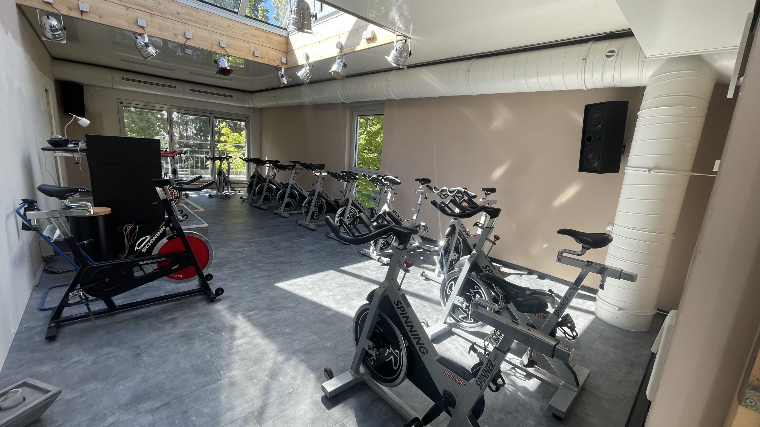 Der einladende Indoor-Cycling-Bereich ©MOVEplus Fitness- und Freizeitanlage GmbH & Co KG