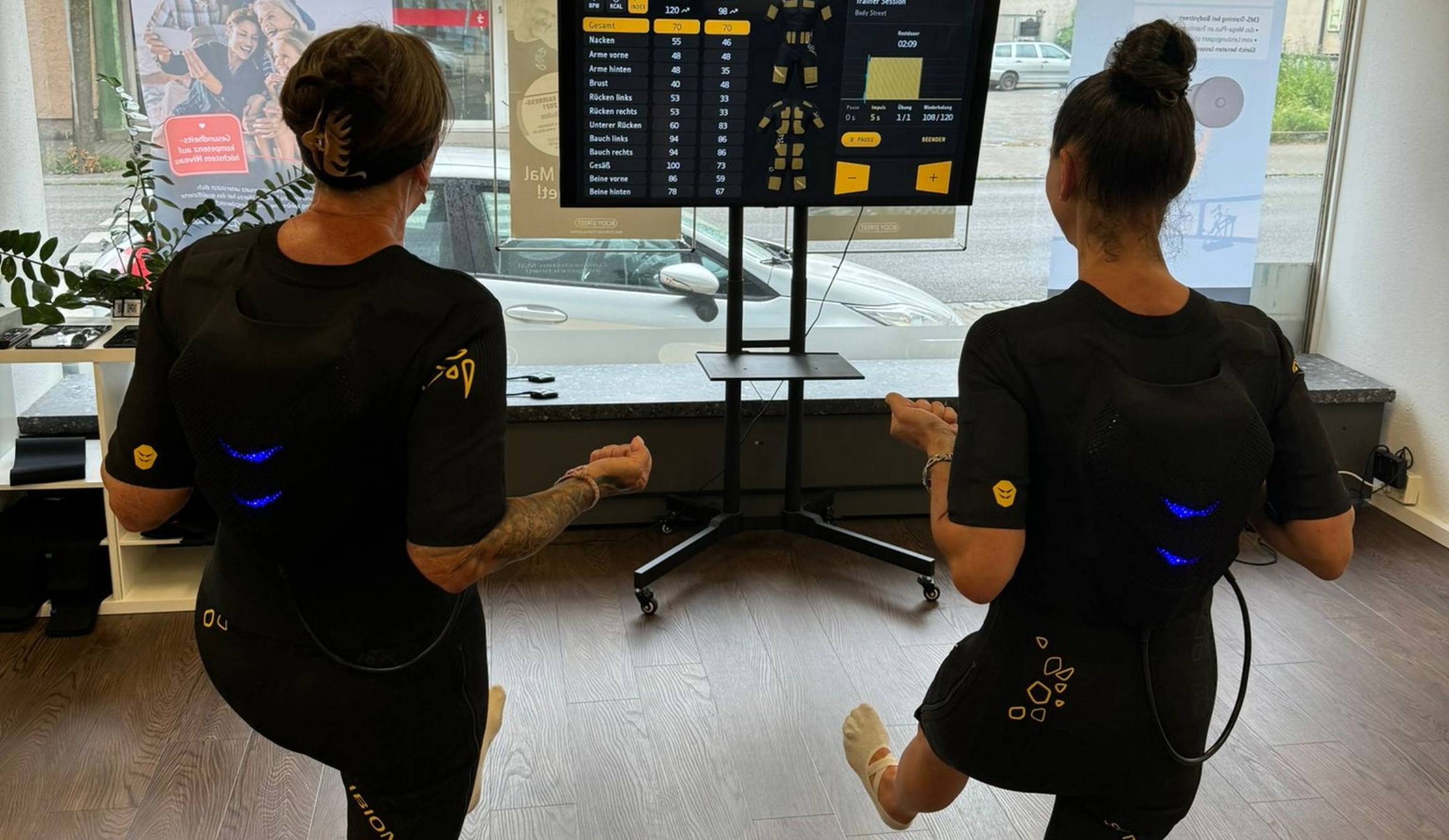 Effizienz im Training: Kunden von BODYSTREET Mühlacker setzen auf fortschrittliche EMS-Technologie für ein intensives und zeitsparendes Workout. ©BODYSTREET Mühlacker