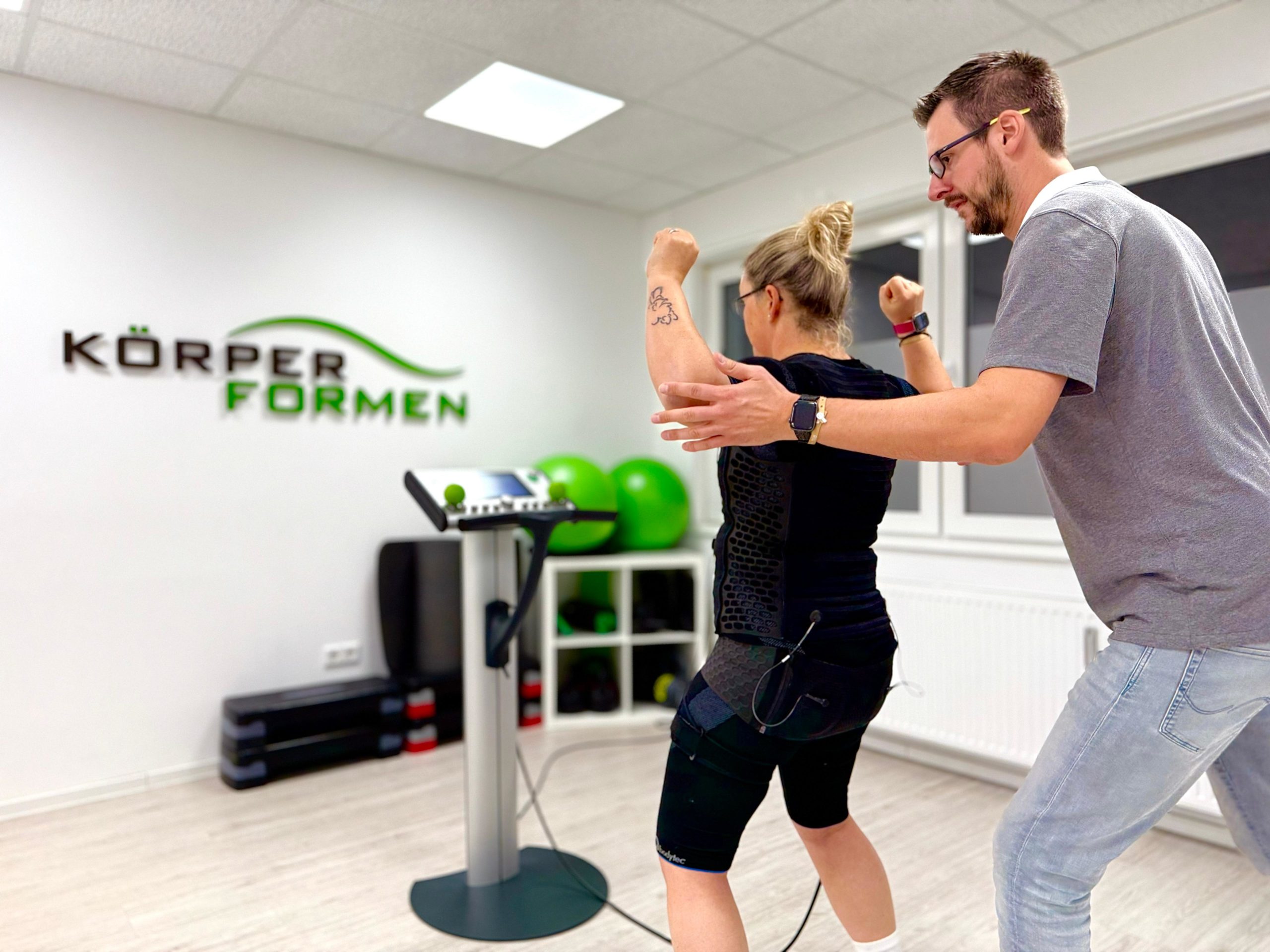 Effizientes Ganzkörpertraining mit EMS – immer mit Personaltrainer an deiner Seite. ©Körperformen Monheim