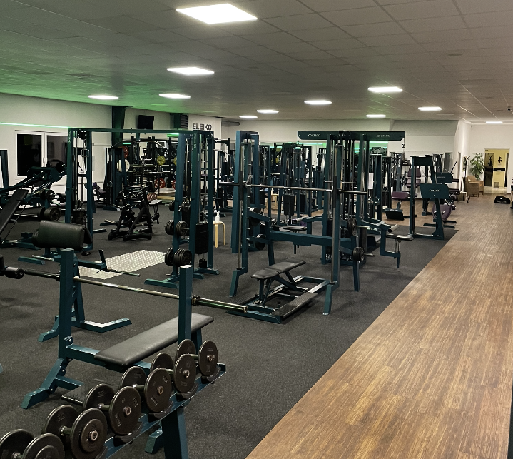 Moderne Geräte und eine familiäre Atmosphäre sorgen dafür, dass du deine Fitnessziele motiviert und erfolgreich erreichst.