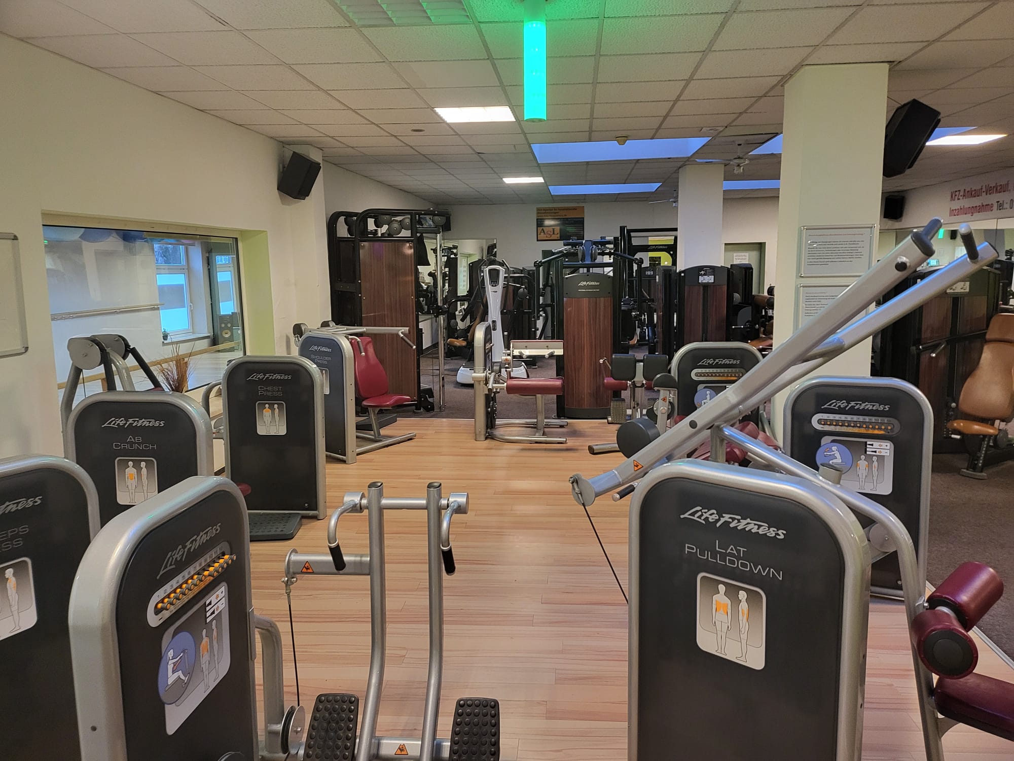 Im modernen Trainingszirkel des REHA- Sport- und Gesundheitsclubs trainieren Teilnehmer:innen unter fachlicher Anleitung. Das individuelle Gesundheitskonzept ermöglicht gelenkschonendes, effektives Training – ideal nach Operationen oder bei chronischen Beschwerden.