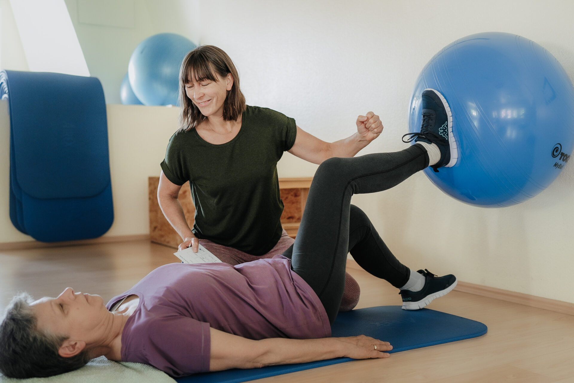 Kirsten Scholz bei der aktiven Trainingsbegleitung: Im TTZ steht persönliche Betreuung im Mittelpunkt – individuell, therapeutisch fundiert und mit spürbarem Mehrwert für Gesundheit und Lebensqualität.