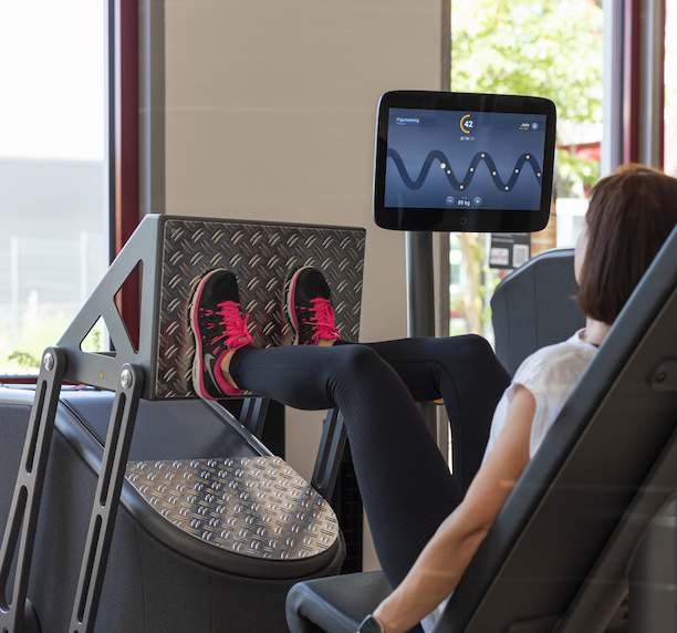 Innovatives Training bei aviva fitness: Die EGYM-Beinpresse kombiniert moderne Technik mit individueller Betreuung und ermöglicht ein sicheres, effektives Krafttraining für jedes Fitnesslevel. © aviva fitness